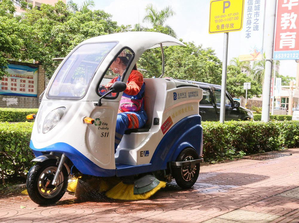 海口京蘭公司出動小型機械化清掃車輛對輔道作業中 陳益悅攝