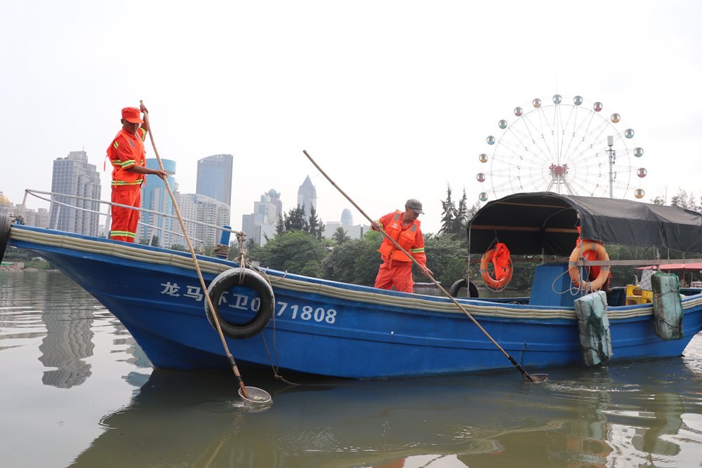 水上環衛工人正在對龍珠灣進行保潔工作