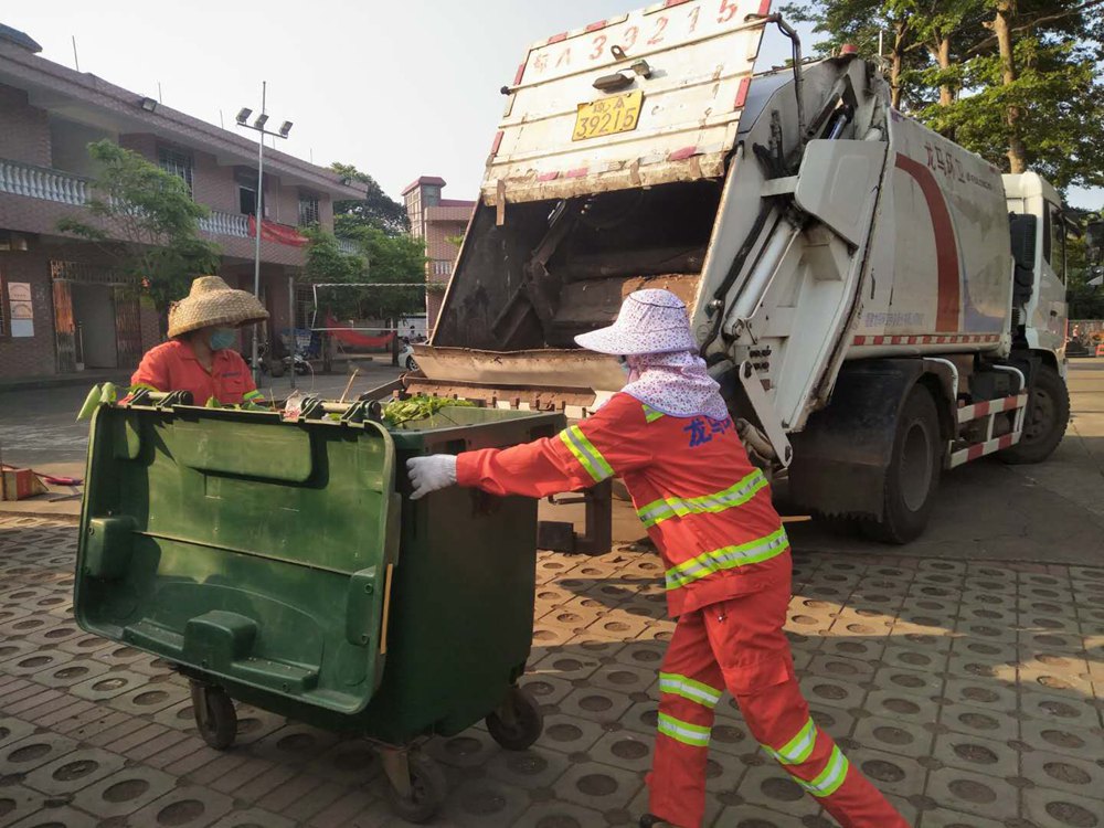 環衛工人進行垃圾清運工作