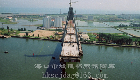 建設中的世紀大橋 (橋面建設)