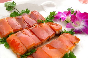 臨高乳豬是一道色香味俱全的中國傳統名肴，屬於海南菜。臨高乳豬因產地於海南北部的臨高縣而得名。它以皮脆、肉細、骨酥、味香而聞名，不管是烤、燜、炒、蒸都十分可口，但以燒烤最佳。