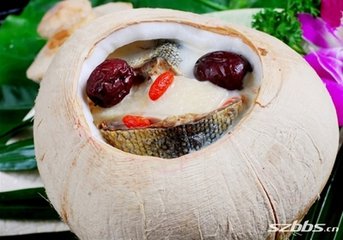  海南椰子（雞）盅 是一款海南傳統風味小吃，屬於粵菜菜系，主要配料包括冰糖、銀耳。該款菜品採用椰子原肉造型，有濃郁的椰奶香味，湯味鮮美，營養豐富，含有較多能量。 