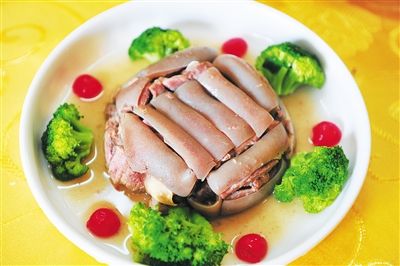 東山羊是海南省萬寧市特產，全國農產品地理標志。東山羊鮮肉肉質鮮紅有光澤，致密有彈性，皮薄呈灰白色，具有新鮮羊肉固有的氣味，無異味。經傳統方法烹飪后，肉嫩湯白，肥而不膩，味香且無膻味。