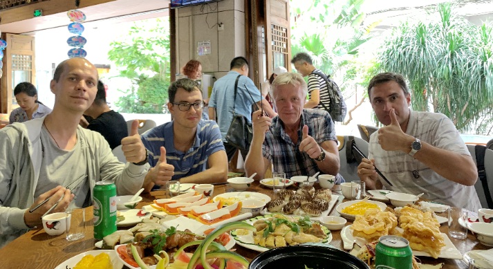 俄羅斯媒體記者品味海口特色佳肴