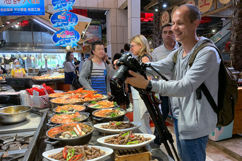 俄羅斯媒體記者拍攝海口特色佳肴