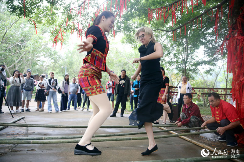 俄羅斯媒體記者與當地人互動跳竹竿舞