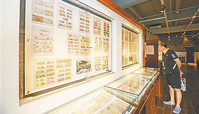 游客在銘德票証博物館參觀。