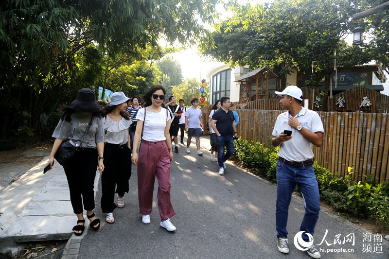 採訪團成員走進三亞青塘村