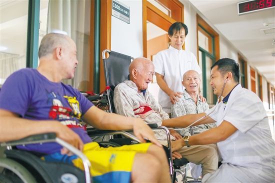 在海南省托老院，老人們享受醫療體檢服務