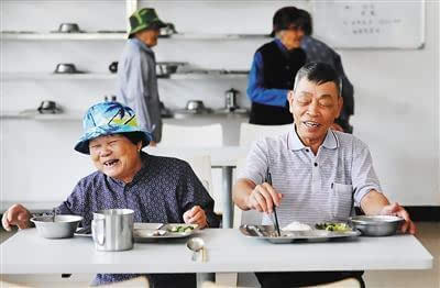 瓊海嘉積敬老院食堂，老人正在吃午餐。海南日報記者蘇建強攝
