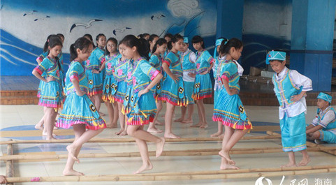 海口市第二十七小學竹竿舞課程