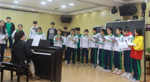 瓊海市嘉積第二中學“小綿羊合唱團”在排練歌曲《紅豆詞》