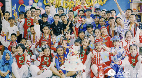 三亞市第九小學學生們身著各國特色服飾參與六一活動