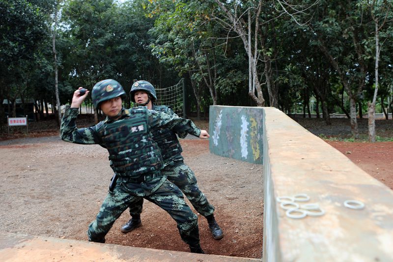 參訓官兵進行手榴彈實爆實投訓練。