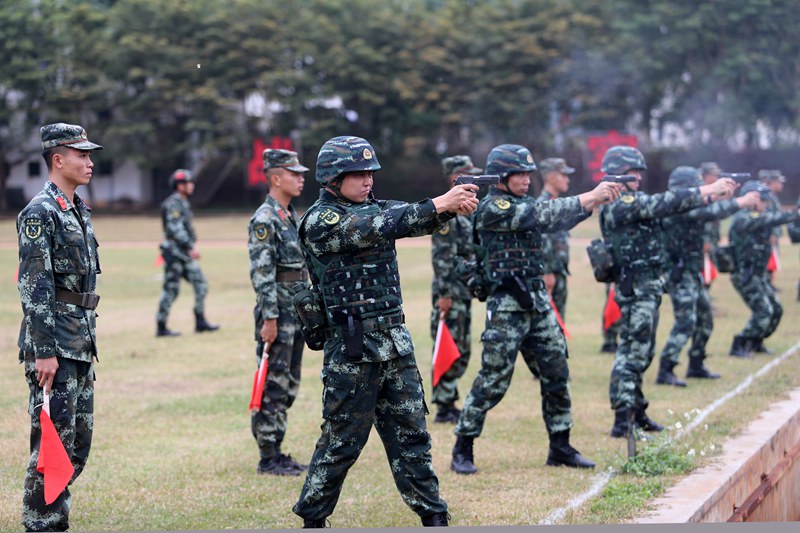 參訓官兵進行手槍快速射擊訓練。