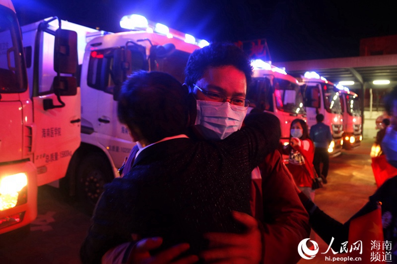 國家緊急救援隊（海南）隊員臨行前與親友告別 人民網記者 毛雷 攝