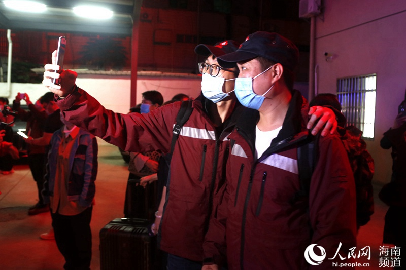 國家緊急救援隊（海南）隊員臨行前自拍留念  人民網記者 毛雷 攝