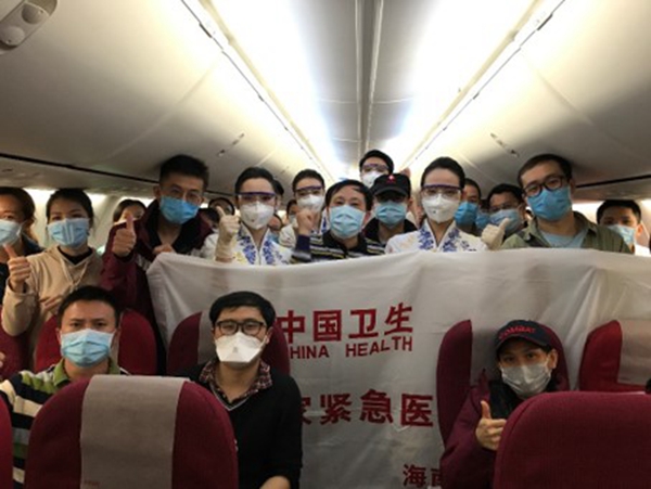 起飛前，機組成員與醫療隊員為中國加油，為武漢加油