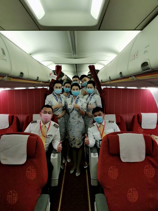 趙磊機長（前排右一）與海南航空首架馳援武漢包機航班機組成員合影