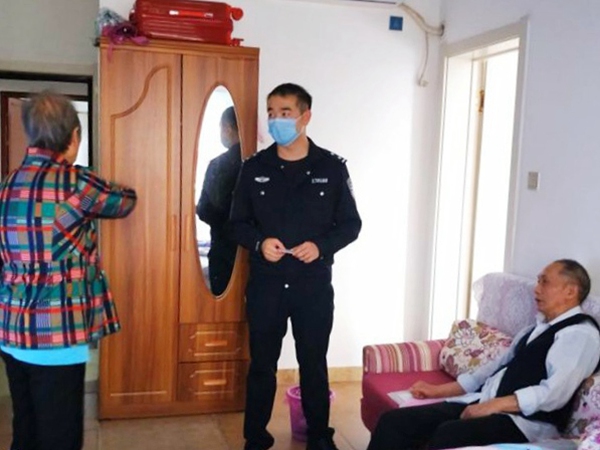 东方为候鸟老人及复工人员设立流动便民服务点