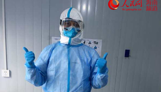 陳錦王身著防護服在方艙醫院工作