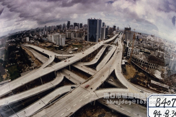 1993年，正在建設中的海口南大立交橋。