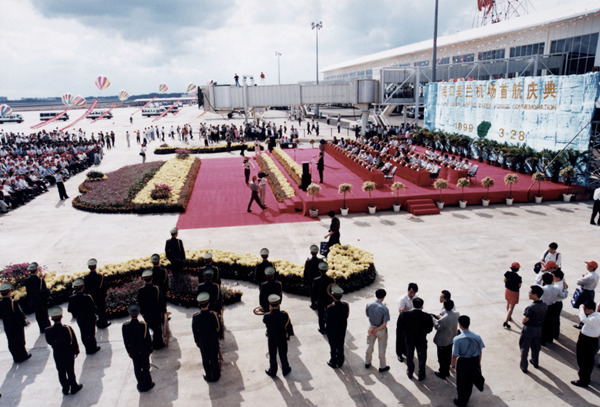 1999年3月28日，美蘭機場舉行首航慶典。