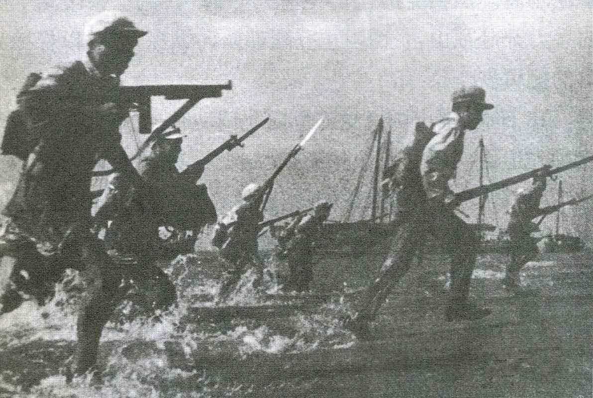 渡海部隊指戰員們不怕犧牲，涉水越灘，向敵人的前沿陣地發起沖鋒。