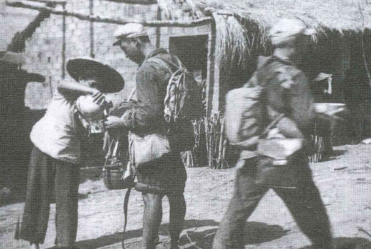 海南人民送新鮮椰子水給部隊戰士。