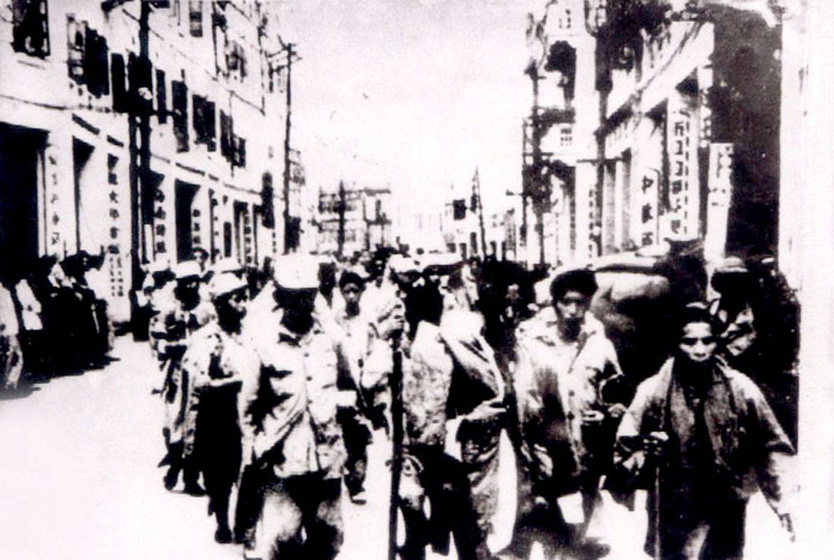 被俘的國民黨士兵經過海口街頭。