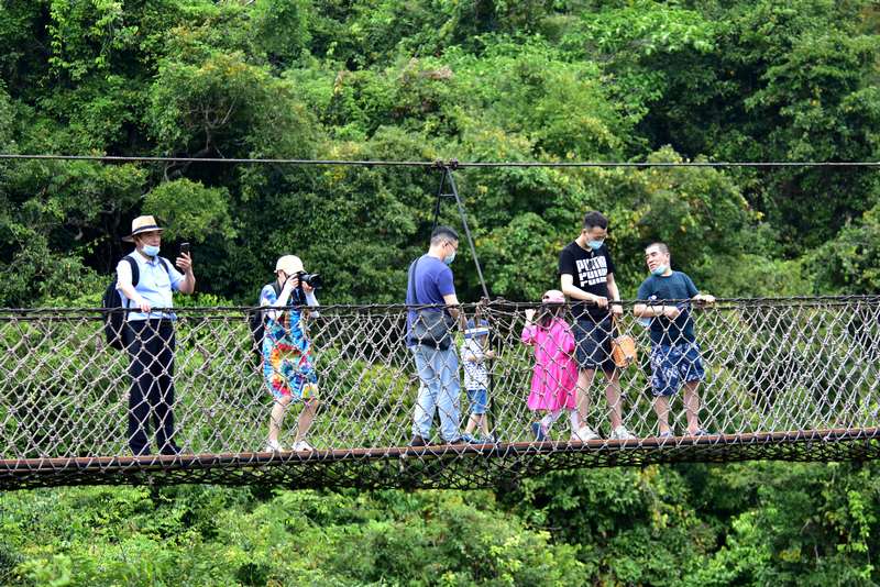 5月1日，“五一”假期第一天，游客激情暢游三亞亞龍灣熱帶天堂森林旅游區的情景。（黃慶優攝） 