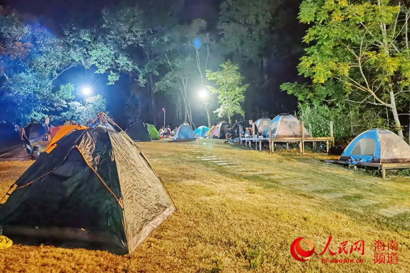 夜幕下的帳篷營地顯得分外寧靜（樊歡迪 攝）