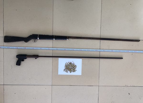 民警收繳的改制射釘槍及射釘彈殼 海南省公安廳 供圖