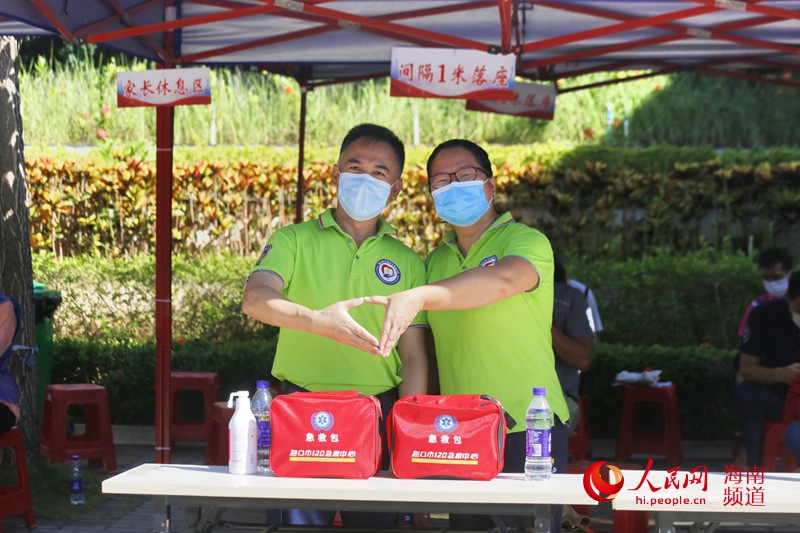 海南華僑中學考點門前 120急救的醫護人員堅守崗位愛心助考  人民網海南頻道枉源 攝