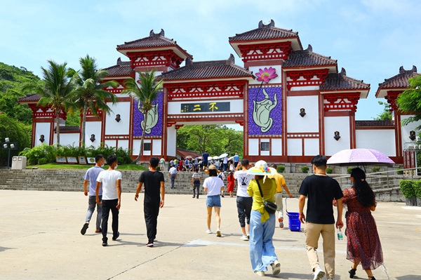 7月10日，三亞南山文化旅游區游人紛至。