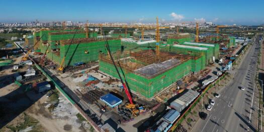海口江東新區的省委黨校項目穩步推進該項目共有11棟建筑體，目前已有7棟主體結構封頂，其余4棟完成過半工程。【詳細】 