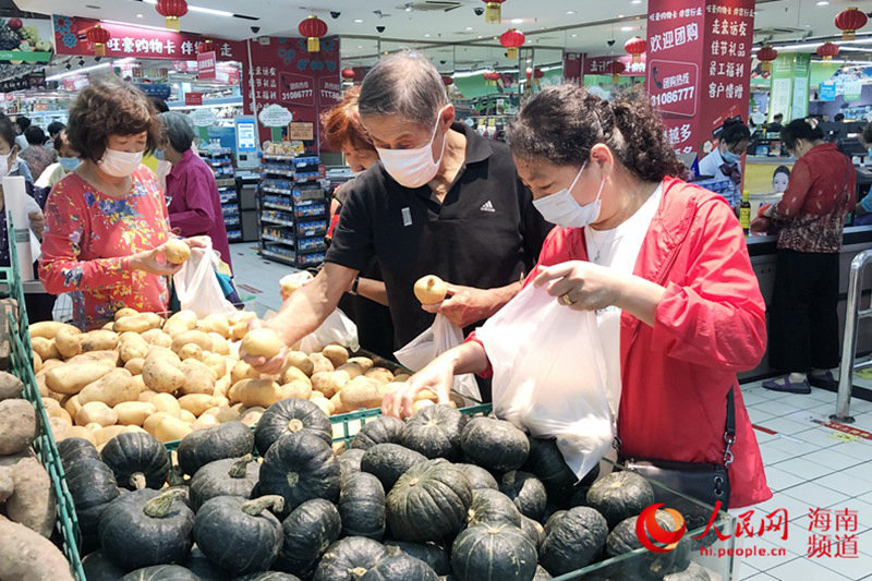 三亞旺豪超市內，市民正用環保食品袋選購商品（人民網海南頻道 宋彤桐攝）