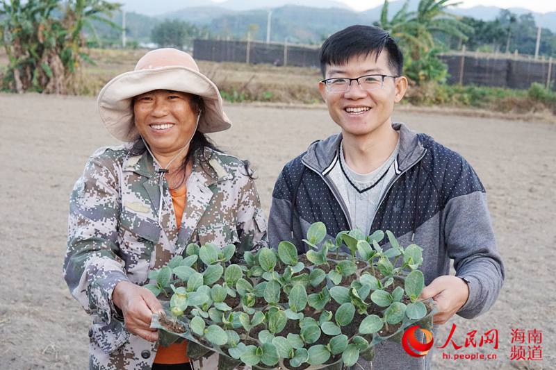 黃澤武（右）和村民看著即將栽種的青瓜苗笑開顏