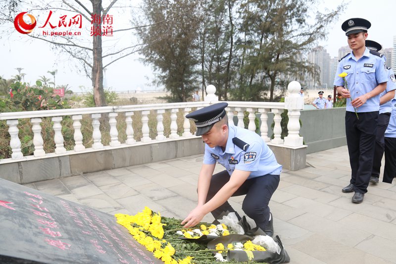 海南白馬井超頭海灘紀念碑前，洋浦邊檢站民警開展清明節緬懷英烈活動（洋浦邊檢站供圖）