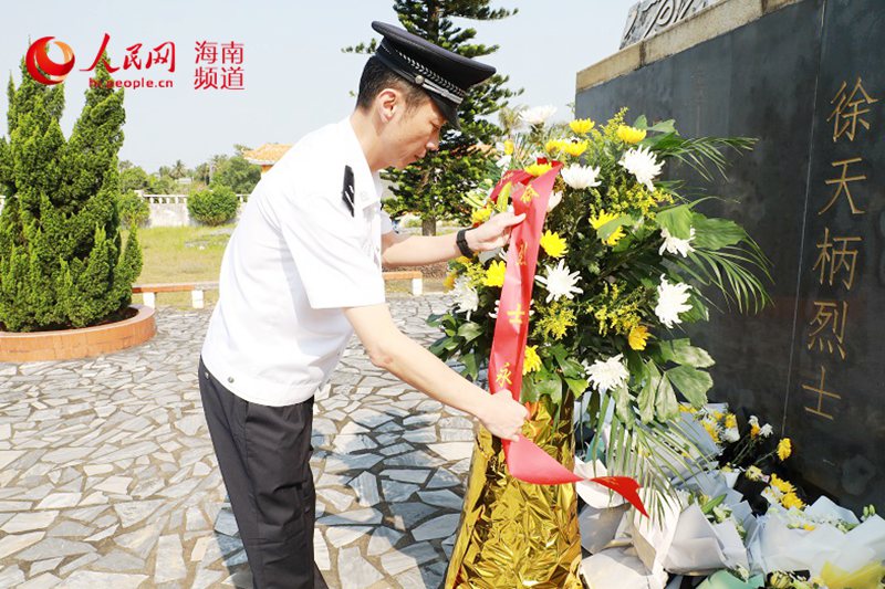 美蘭邊檢站在參觀海口市演豐地區人民革命紀念園為革命烈士敬獻花圈（美蘭邊檢站供圖）