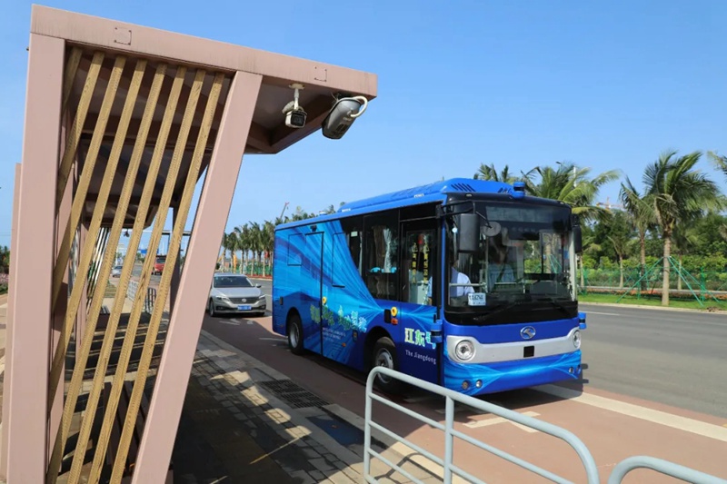 “自動駕駛”公交車在海口江東新區首次試運行。符永梟攝