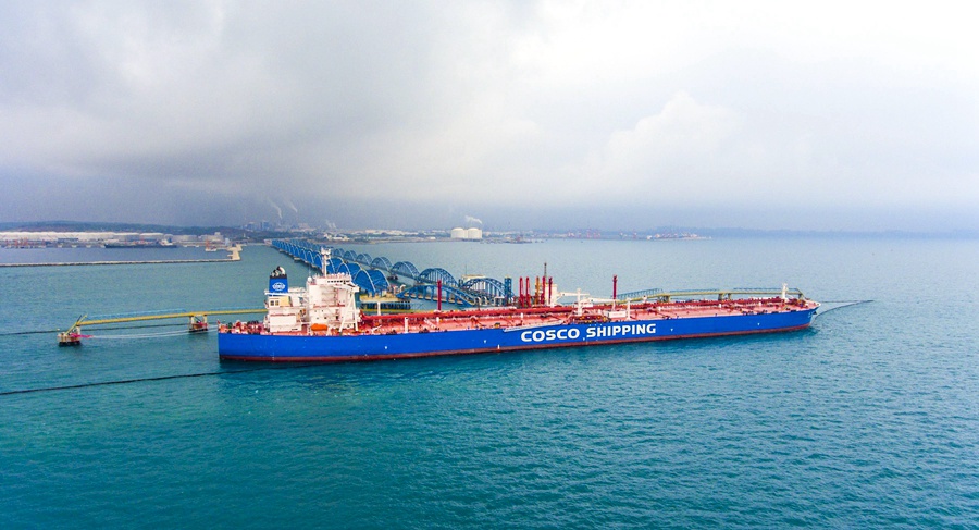 4月16日，“中國洋浦港”籍31.9萬噸級船舶“遠福洋”輪載運著27.4萬噸來自中東地區的原油第一次回到洋浦母港。 洋浦經濟開發區供圖
