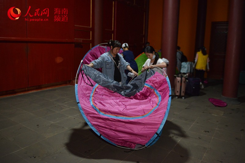 游客們正在搭帳篷。