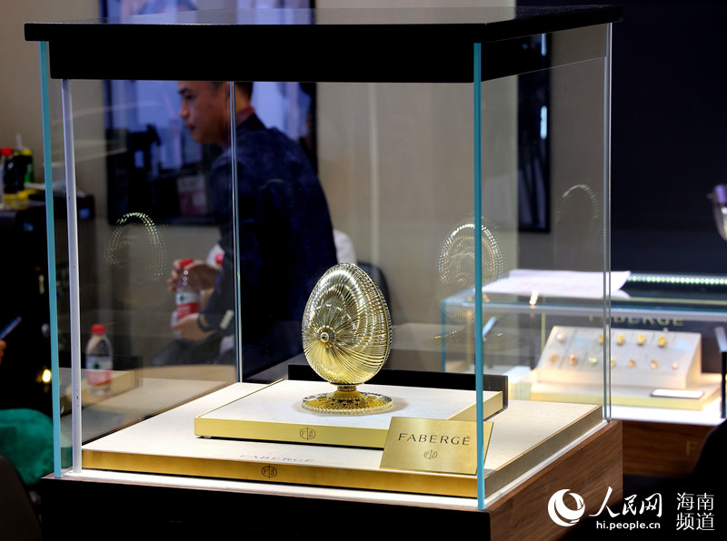 “盛世百年”的彩蛋展品，由18k黄金纯手工打造，重量达10公斤。人民网 王硕摄