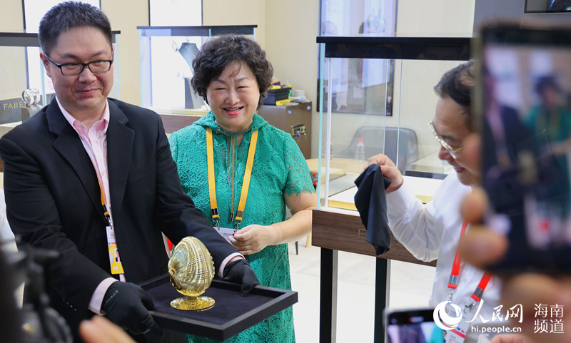 “盛世百年”彩蛋在首屆中國國際消費品博覽會上作全球首發展出。 人民網 王碩攝