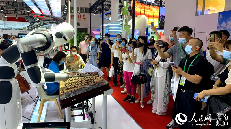 “海百合”智能音樂情感機器人演奏吸引大批參觀者駐留拍照。人民網 符武平攝