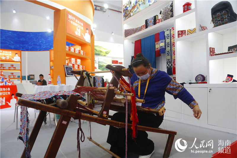 國家非物質文化遺產——土家織錦，手工藝人正在演示用傳統工具織錦。 人民網 孟凡盛攝