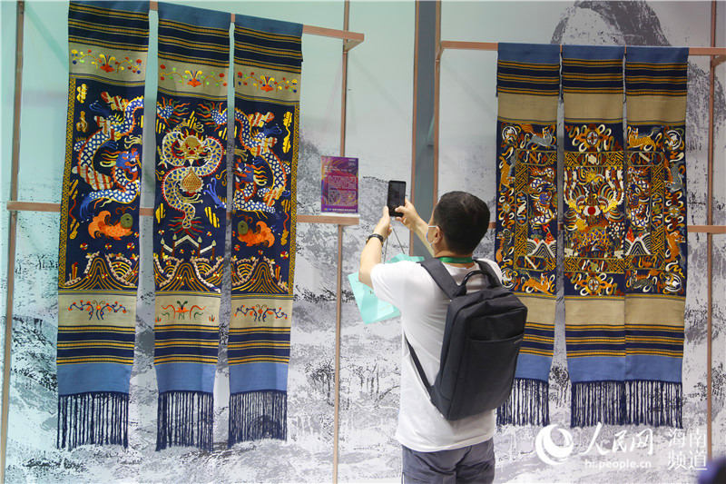 5月9日，参观者在海南馆观看黎锦――龙被。 人民网 孟凡盛摄