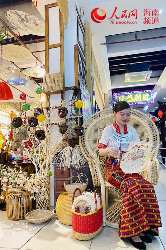 �ں�����¥�Ͻֵĵ��ڣ�����������εĹ�����Աչʾ�ű�֯���ա��ܷ��˹�ͼ