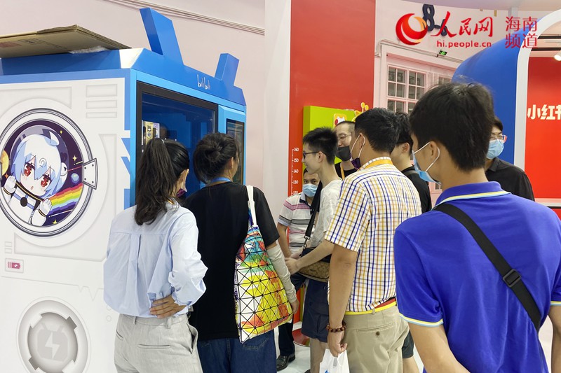 上海館內，嗶哩嗶哩盲盒體驗機吸引眾多年輕人購買。人民網 樊歡迪攝